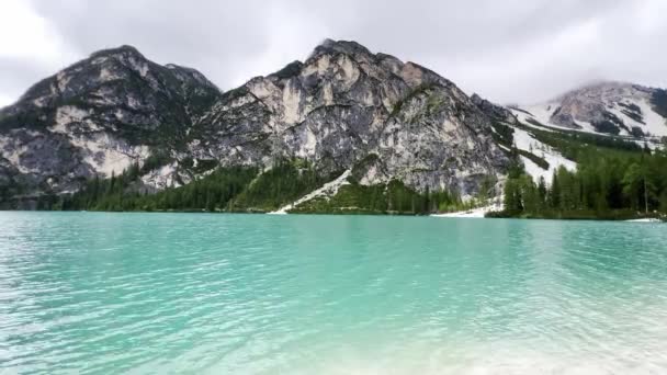 Increíble Paisaje Alpino Con Cielo Nublado Lago Braies Dolomitas Italia — Vídeos de Stock