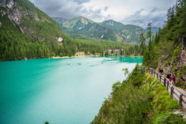 Dolomitler, İtalya - 4 Ağustos 2023: Lake Braies ve tarihi otel Pragser Wildsee, Prags Dolomites, Güney Tyrol, İtalya. Yüksek kalite fotoğraf