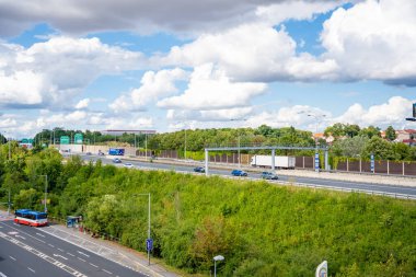 Prag, Çek Cumhuriyeti - 24 Ağustos 2023: Prag 'daki Kara Köprü veya Cerny Most bölgesindeki yol, billboard, otopark ve binaların havadan görünüşü. Yüksek kalite fotoğraf