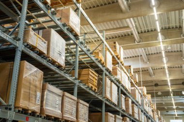 IKEA deposunda bir sürü karton kutuyla dolu uzun raflar. Yüksek kalite fotoğraf