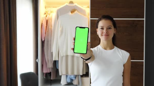 Młoda Kobieta Korzystająca Aplikacji Smartfona Sprzedaż Stare Niechciane Ubrania Aplikacji — Wideo stockowe