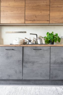 Kirli bulaşıklar ve yıkanmamış mutfak aletleri mutfak lavabosunu doldurdu. Yüksek kalite fotoğraf