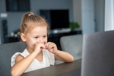 Küçük kız öğrenci çevrimiçi öğrenim, sınıf çalışması çevrimiçi video görüşmesi ev bilgisayarında öğretmenle. Uzaktan öğrenme konsepti. Yüksek kalite fotoğraf