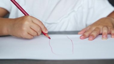 Evdeki renkli kalemlerle çizilmiş küçük kız ellerine yakından bakın. Yüksek kalite 4k görüntü
