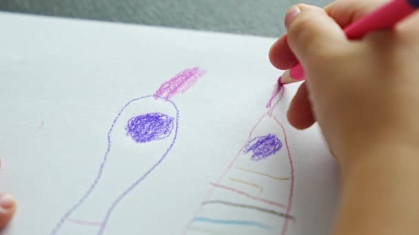 Close Widok Rąk Małej Dziewczynki Rysuje Kolorowych Ołówków Domu Wysokiej — Wideo stockowe