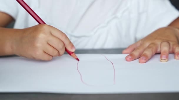 Vista Vicino Delle Mani Della Bambina Disegna Con Matite Colorate — Video Stock