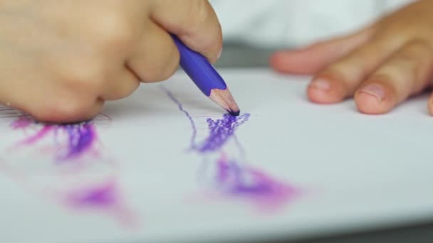 Tutup Pandangan Tangan Gadis Kecil Menggambar Dengan Pensil Berwarna Rumah — Stok Video