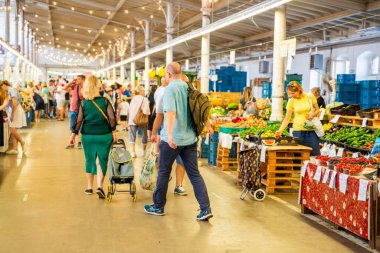 Prag, Çek Cumhuriyeti - 19 Ağustos 2023: Prag 'daki Holesovice Market veya Prazska Trznice' in ana salonundaki insanlar. Yüksek kalite fotoğraf