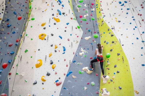 Ορειβάτης Νεαρή Γυναίκα Κρέμεται Χρωματιστά Άγκιστρα Για Αναρρίχηση Τεχνητό Τοίχο — Φωτογραφία Αρχείου