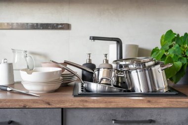 Kirli bulaşıklar ve yıkanmamış mutfak aletleri mutfak lavabosunu doldurdu. Yüksek kalite fotoğraf