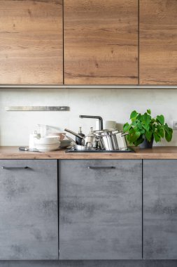 Kirli bulaşıklar ve yıkanmamış mutfak aletleri mutfak lavabosunu doldurdu. Yüksek kalite fotoğraf