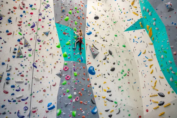 Escalador Rocas Joven Colgando Ganchos Colores Escalada Pared Artificial Interior —  Fotos de Stock