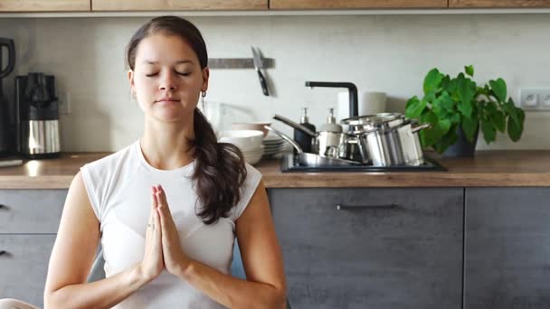 Jonge Vrouw Zit Mediteert Achtergrond Van Vuile Vaat Keuken Langzamer — Stockvideo