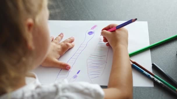 Bambina Disegna Con Matite Colorate Casa Filmati Alta Qualità — Video Stock