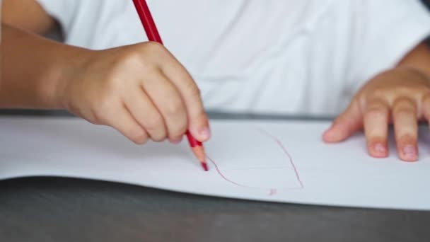 Close Widok Rąk Małej Dziewczynki Rysuje Kolorowych Ołówków Domu Wysokiej — Wideo stockowe