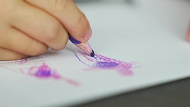 家の色鉛筆で描かれる少女の手の近くの眺め 高品質の4K映像 — ストック動画