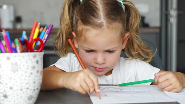 Gadis Kecil Menggambar Dengan Pensil Berwarna Rumah Rekaman Berkualitas Tinggi — Stok Video