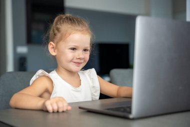 Küçük kız öğrenci çevrimiçi öğrenim, sınıf çalışması çevrimiçi video görüşmesi ev bilgisayarında öğretmenle. Uzaktan öğrenme konsepti. Yüksek kalite fotoğraf