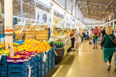 Prag, Çek Cumhuriyeti - 19 Ağustos 2023: Prag 'daki Holesovice Market veya Prazska Trznice' in ana salonundaki insanlar. Yüksek kalite fotoğraf
