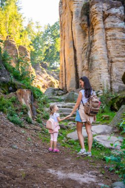 Günışığında Prachovske 'deki turistler, Çek Cumhuriyeti' nin Bohemya Cenneti 'ndeki Cesky raj kumtaşı uçurumları. Yüksek kalite fotoğraf