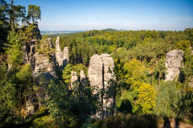 Prahovske skaly in sun light, Cesky raj stone cliff in Bohemian Paradise, Çek Cumhuriyeti. Yüksek kalite fotoğraf