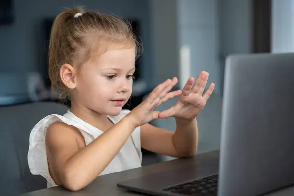 Маленькая Девочка Занимается Гимнастикой Интернете Ноутбуке Дистанционное Обучение Высокое Качество — стоковое фото
