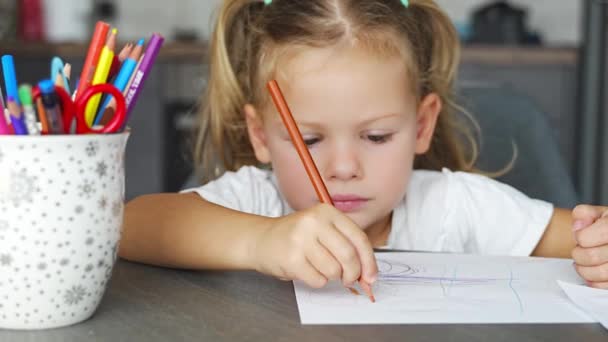 Gadis Kecil Menggambar Dengan Pensil Berwarna Rumah Rekaman Berkualitas Tinggi — Stok Video