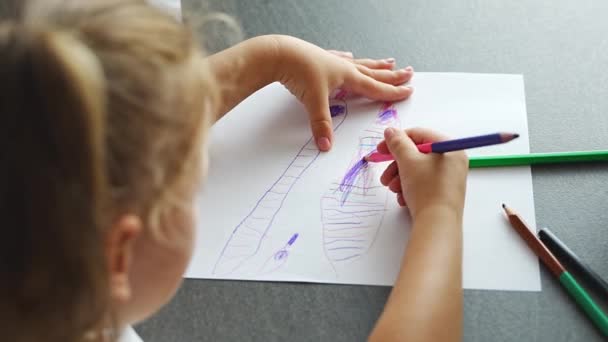 小さな女の子は自宅で色鉛筆を描いています 高品質の4K映像 — ストック動画