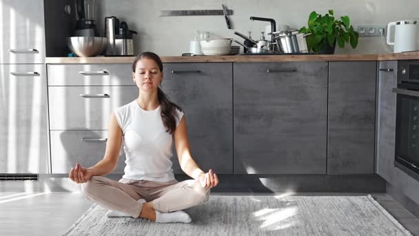 Giovane Donna Seduta Facendo Meditazione Sfondo Piatti Sporchi Cucina Rallentamento — Video Stock