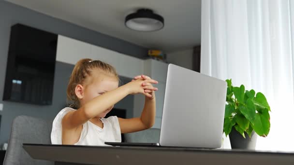 Kleines Mädchen Turnt Online Laptop Nach Hause Fernlehrkonzept Hochwertiges Filmmaterial — Stockvideo