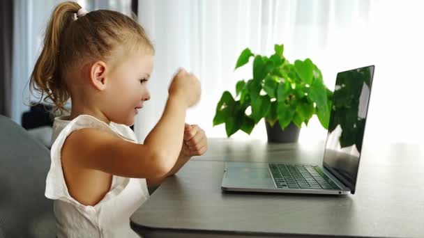 Маленькая Девочка Занимается Гимнастикой Интернете Ноутбуке Дистанционное Обучение Высококачественные Кадры — стоковое видео
