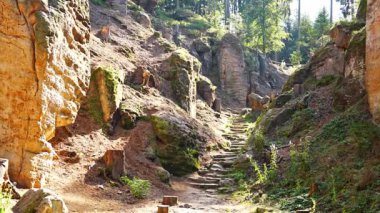 Prahovske skaly in sun light, Cesky raj stone cliff in Bohemian Paradise, Çek Cumhuriyeti. Yüksek kalite 4k görüntü