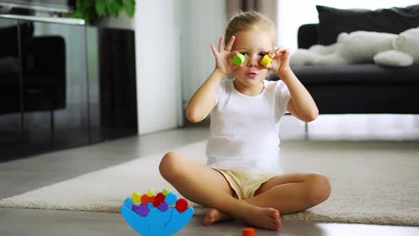 小女孩在家里客厅的地板上玩木制平衡玩具 高质量的4K镜头 — 图库视频影像
