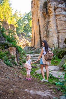 Günışığında Prachovske 'deki turistler, Çek Cumhuriyeti' nin Bohemya Cenneti 'ndeki Cesky raj kumtaşı uçurumları. Yüksek kalite fotoğraf