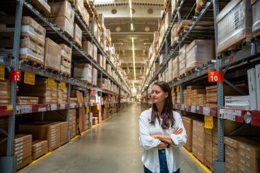 Prag, Çek Cumhuriyeti - 6 Ağustos 2023: Arkaplanda rafları olan kadın müşteri veya mağaza çalışanlarının portresi. Yüksek kalite fotoğraf