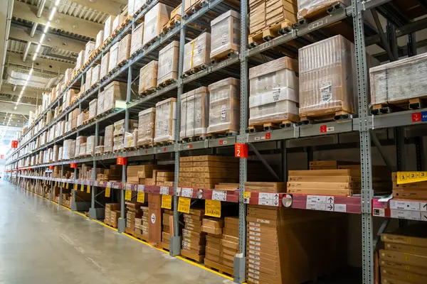 Prag, Çek Cumhuriyeti - 6 Ağustos 2023: IKEA deposunda bir sürü karton kutuyla dolu uzun raflar. Yüksek kalite fotoğraf
