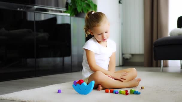 Kislány Játszik Kiegyensúlyozó Játék Földön Otthoni Nappaliban Kiváló Minőségű Felvételek — Stock videók
