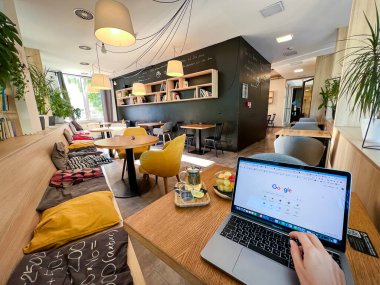 Prag, Çek Cumhuriyeti - 7 Eylül 2023: Çalışma alanı olan aralıksız bir kafe. Prag 'da öğrenciler arasında eğitim ve öğrenim için popüler bir ortak çalışma yeri. Yüksek kalite fotoğraf