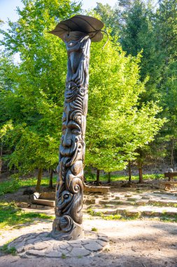 Prahovske skaly, Çek Cumhuriyeti - 17 Eylül 2023: Prachovske skaly 'deki tahta sütun, Çek Cumhuriyeti' nin Bohemya Cenneti 'ndeki Cesky raj kayalıkları. Yüksek kalite fotoğraf