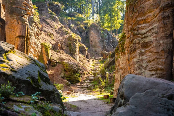 Prahovske skaly in sun light, Cesky raj stone cliff in Bohemian Paradise, Çek Cumhuriyeti. Yüksek kalite fotoğraf