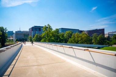Prag, Çek Cumhuriyeti - 19 Ağustos 2023: Prag 'daki Holka köprüsü. Vltava Nehri üzerindeki yeni ve modern köprü Karlin 'den Holesovice ilçesine, Prag, Çek Cumhuriyeti. Yüksek kalite fotoğraf