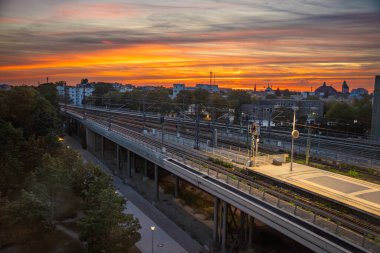 Berlin, Almanya - 25 Eylül 2023: Almanya 'nın Merkez İstasyonu' nun demiryolu ile Berlin 'in akşam manzarası. Yüksek kalite fotoğraf