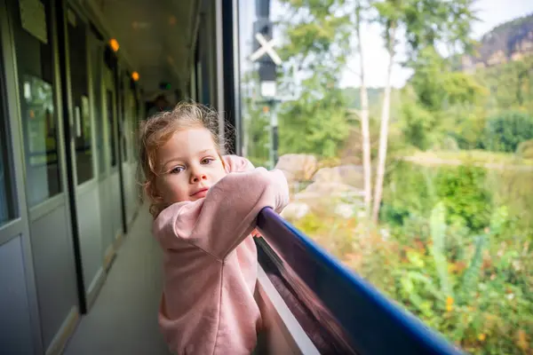 Όμορφο Κοριτσάκι Κοντά Στο Παράθυρο Του Τρένου Κατά Διάρκεια Της Εικόνα Αρχείου