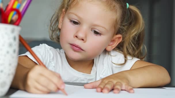 Маленька Дівчинка Малює Кольоровими Олівцями Вдома Високоякісні Кадри — стокове відео