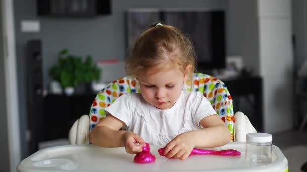 Bambina Sta Giocando Con Una Melma Rosa Fatta Casa Mani — Video Stock