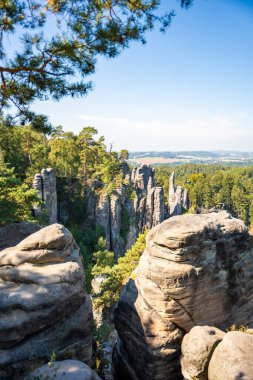 Prahovske skaly in sun light, Cesky raj stone cliff in Bohemian Paradise, Çek Cumhuriyeti. Yüksek kalite fotoğraf