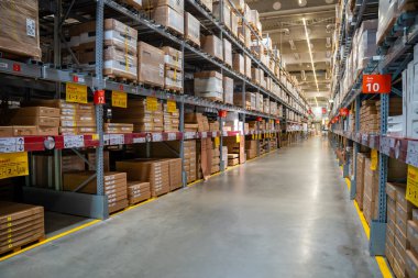 Prag, Çek Cumhuriyeti - 6 Ağustos 2023: IKEA deposunda bir sürü karton kutuyla dolu uzun raflar. Yüksek kalite fotoğraf