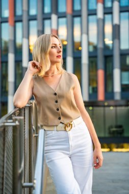 Ofis binasının dışında yürüyen güzel bir şehir kadını. Yüksek kalite fotoğraf