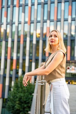 Ofis binasının dışında yürüyen güzel bir şehir kadını. Yüksek kalite fotoğraf