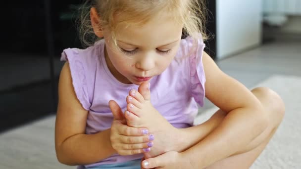 Mała Dziewczynka Robi Pedicure Malowanie Paznokci Kolorowym Różowym Niebieskim Fioletowym — Wideo stockowe